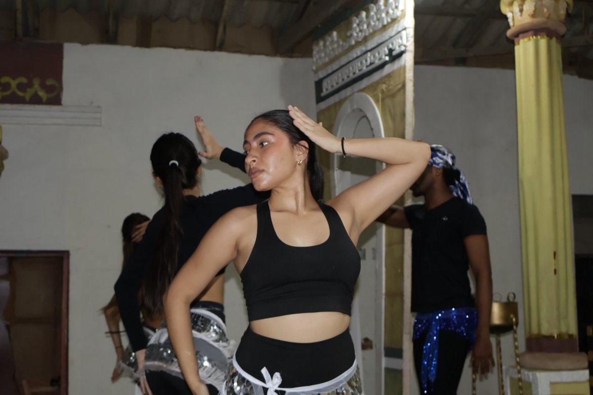 loadebaranoa's tweet photo. 💃🏻🐫Nuestras bailarinas de la #LoaDeBaranoa2026 participaron en una masterclass de danza árabe junto a Andy Ibarra. Su experiencia y conocimiento han sido fundamentales para elevar el nivel técnico y artístico de esta puesta en escena. https://t.co/cp5oLVDKOo