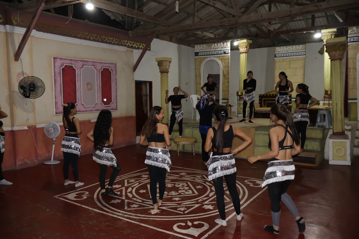 loadebaranoa's tweet photo. Nuestro alcalde @edinsonpalmaj promueve e impulsa este tipo de iniciativas de formación académica y artística, con el propósito de fortalecer la tradición y proyectarla a nuevos escenarios. Andy es instructor de baile profesional, con amplia experiencia en danzas del Medio Oriente, lo que le ha permitido llevar su trabajo hasta El Cairo, Egipto🌵