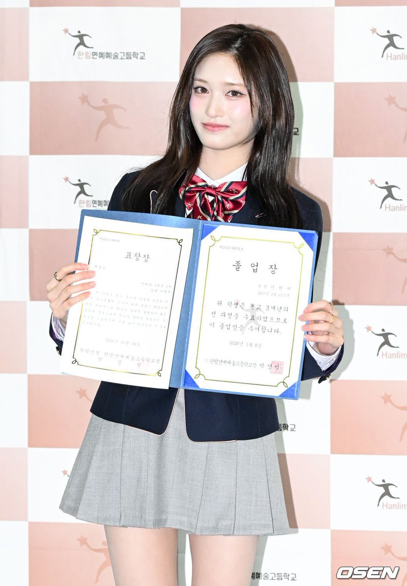 first_iz121's tweet photo. 졸업장🥺 #이서 https://t.co/QCKf2FZugs