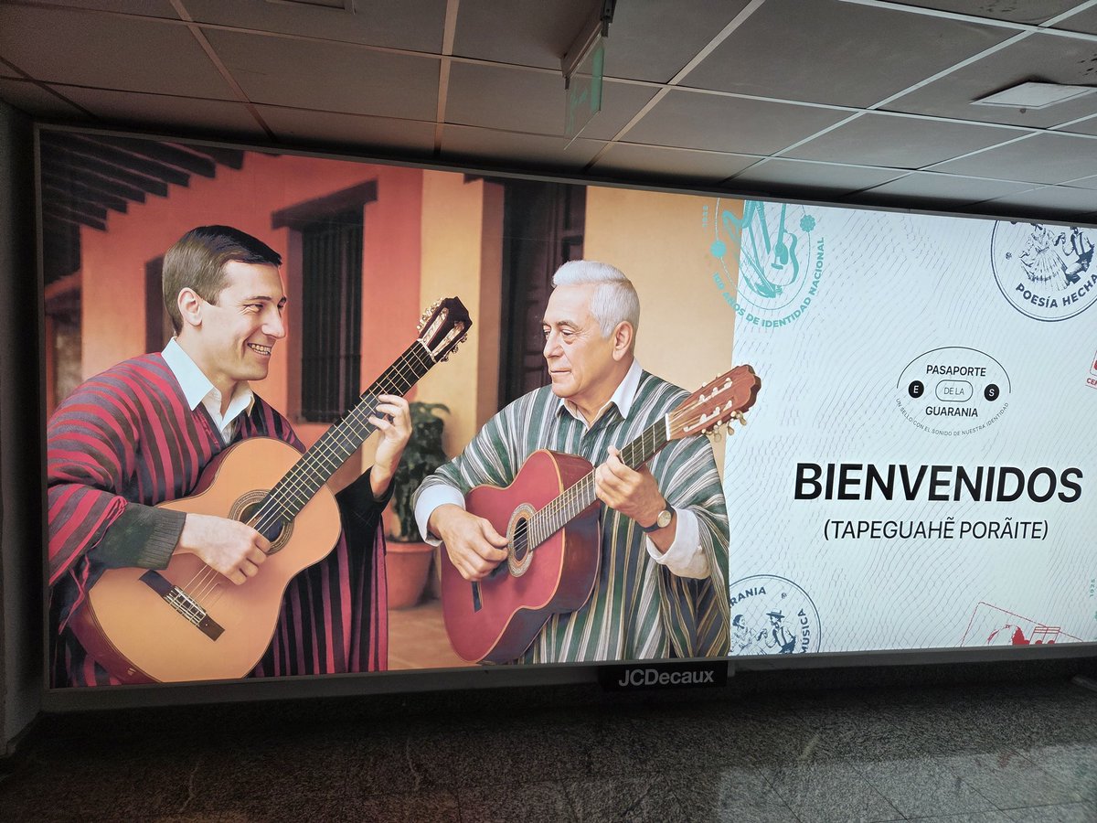 Hablando del uso de IA en la publicidad del gobierno, miren esta cosa horrorosa en el aeropuerto. Como si fuera que es difícil conseguir una foto de dos guitarristas paraguayos de verdad.