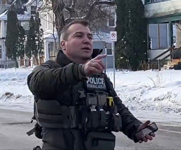 MONCAYOJUAN's tweet image. La asquerosa cara del asesino del ICE a una inocente chica que solo trataba de huir asustada. fascistas, racistas, xenófobos, misóginos....