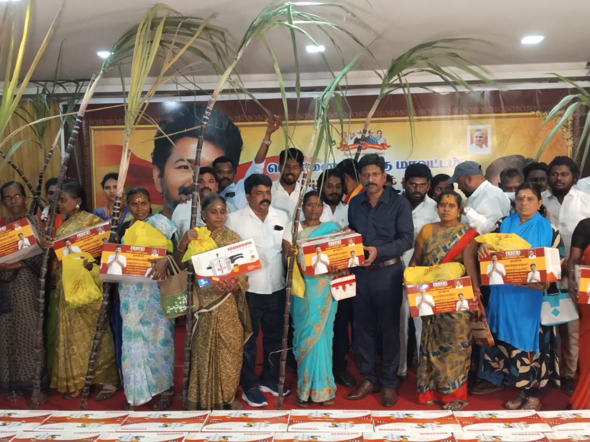 Ambatturbalatvk's tweet photo. சென்னை கிழக்கு மாவட்ட கழக  அவர்களின் தலைமையில் 
தைப்பொங்கல் மற்றும் ஜனநாயகன் திரைப்படம் வெளியீடு முன்னிட்டு 
அம்பத்தூர் சட்டமன்ற தொகுதி 82வது வட்டத்தில் 
ரத்னம் மண்டபத்தில்
 300 பொதுமக்களுக்கு பொங்கல் தொகுப்பு மற்றும் குக்கர் வழங்கும் விழா இனிதே நடைபெற்றது. #TVKVijay‌ https://t.co/Bkg1NIuj4b