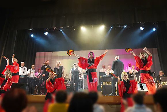 info_kangeki's tweet photo. 【かんげき2026年1・2月号のみどころ】
桐龍座恋川劇団×Boston Promenadeコラボステージ

60年の歴史を持つフィンランドの名門ビッグバンドと日本の大衆演劇劇団が湯守座で共演？！これまでにないコラボ企画の舞台模様をレポートします。

https://t.co/HmaZ4RKQ0b https://t.co/64mXn9Gjzz