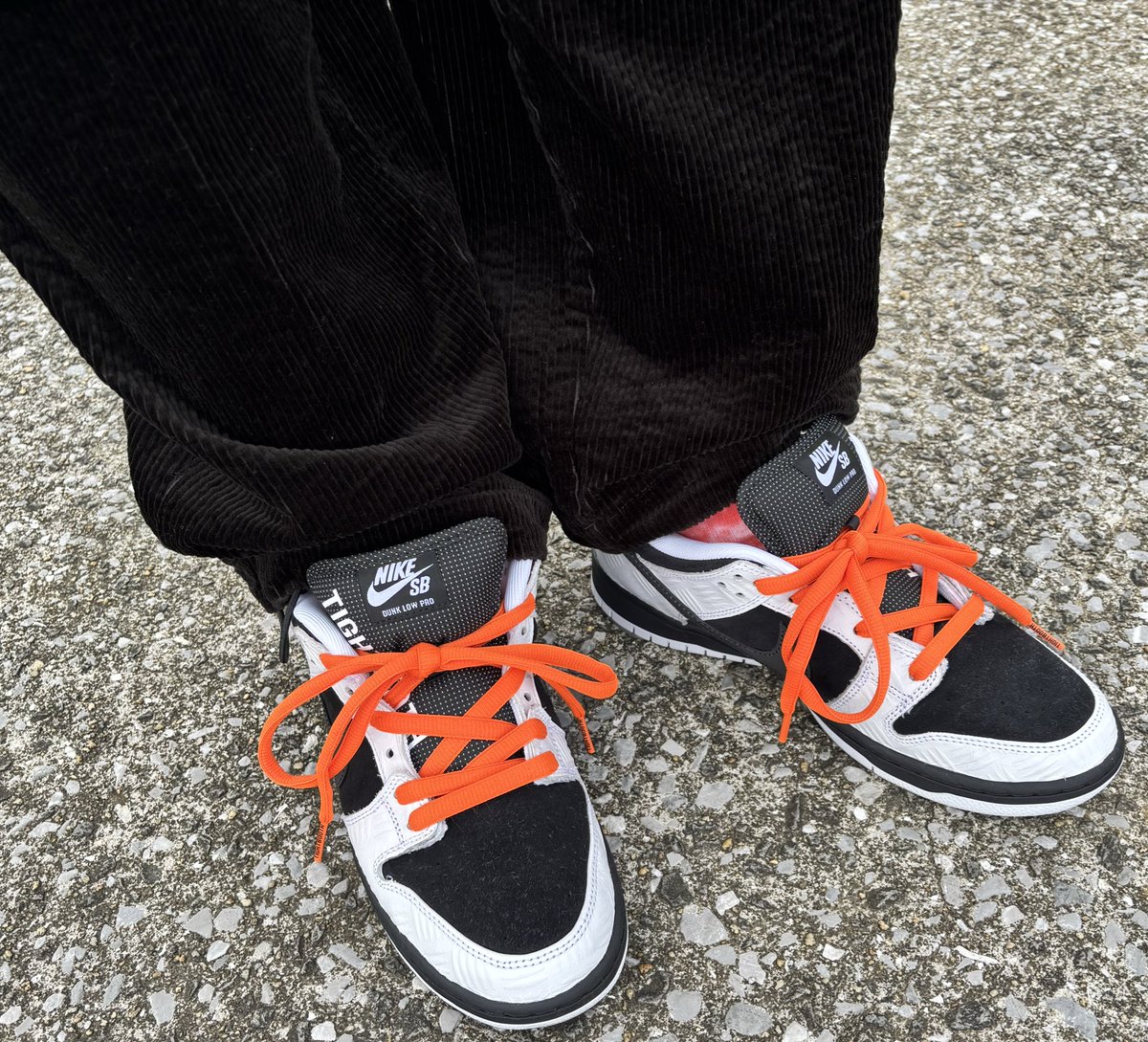 kentach1's tweet image. あけおめことよろ🎍✨

今日のくつ👟✨

SB DUNK × TIGHTBOOTH"Black and White"
×@SWUN2022 Original Corduroy Cargo Pants (Black)

子供達も学校が始まり🏫
見送りへ〜🚶♪

#スニウォリ写真部 
#あけましておめでとう 
@SWUN2022