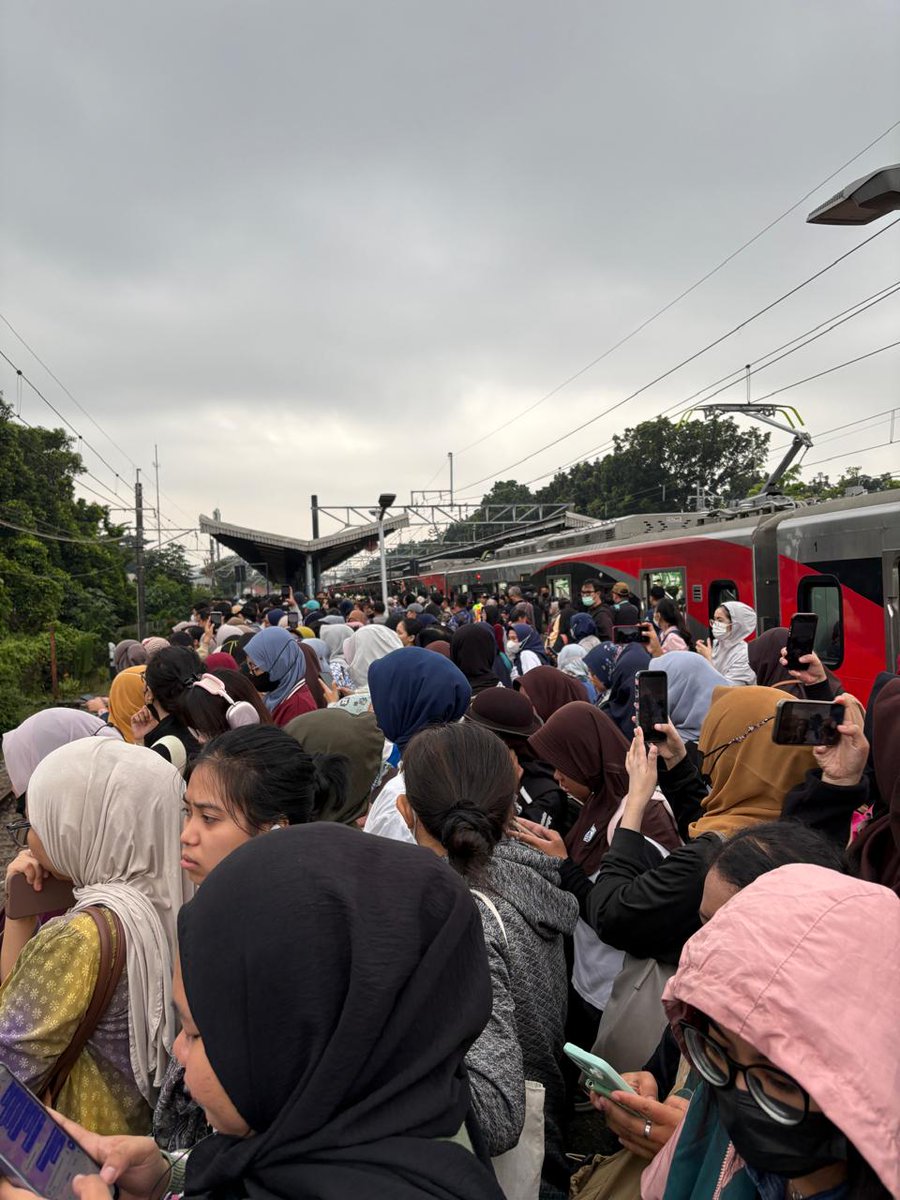 txttransportasi's tweet image. Kemarin Rabu KRL baru buatan INKA mengalami gangguan pintu di Stasiun Pasar Minggu selama ±20 menit &amp;amp; telah disusul 3 KRL di belakangnya.

Untung di Stasiun Pasar Minggu ada wesel jadi bisa disusul. Kalau gangguannya di stasiun yang gak ada wesel bisa lumpuh itu Lin Bogor arah…
