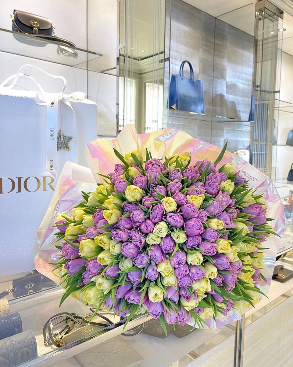 Rutalulp's tweet image. A bouquet with a view. 🖼️🌸