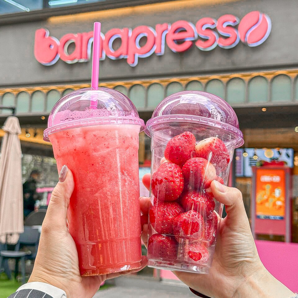 banapresso1's tweet image. Close.

안녕하세요, 갑작스럽게 딸기를  더 사랑하게 되면서
이런 글로 인사드리게 되었습니다.

지금부터 생딸기를 향해 한걸음 더 close 하겠습니다.
모두 바나프레소에서 제철딸기를 챙겨드세요

냉동딸기 NO❌ 인공딸기시럽 NO❌
약 15~18개의 상큼한 生딸기를 그대로 갈아
딸기의 천국을…