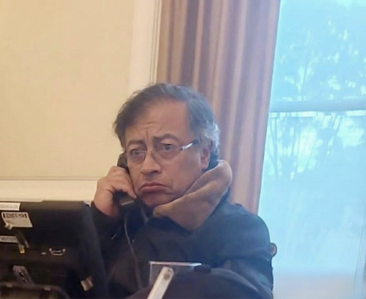 ElDestapadorCol's tweet image. Gustavo Petro y Donald Trump hablando por teléfono. Adivinen quien llamó a quien a pedir cacao a la Casa Blanca. El “jaguar” de Temu otra vez convertido en gatito. Alguien se aculilló después de ver a Maduro con traje naranja en EEUU