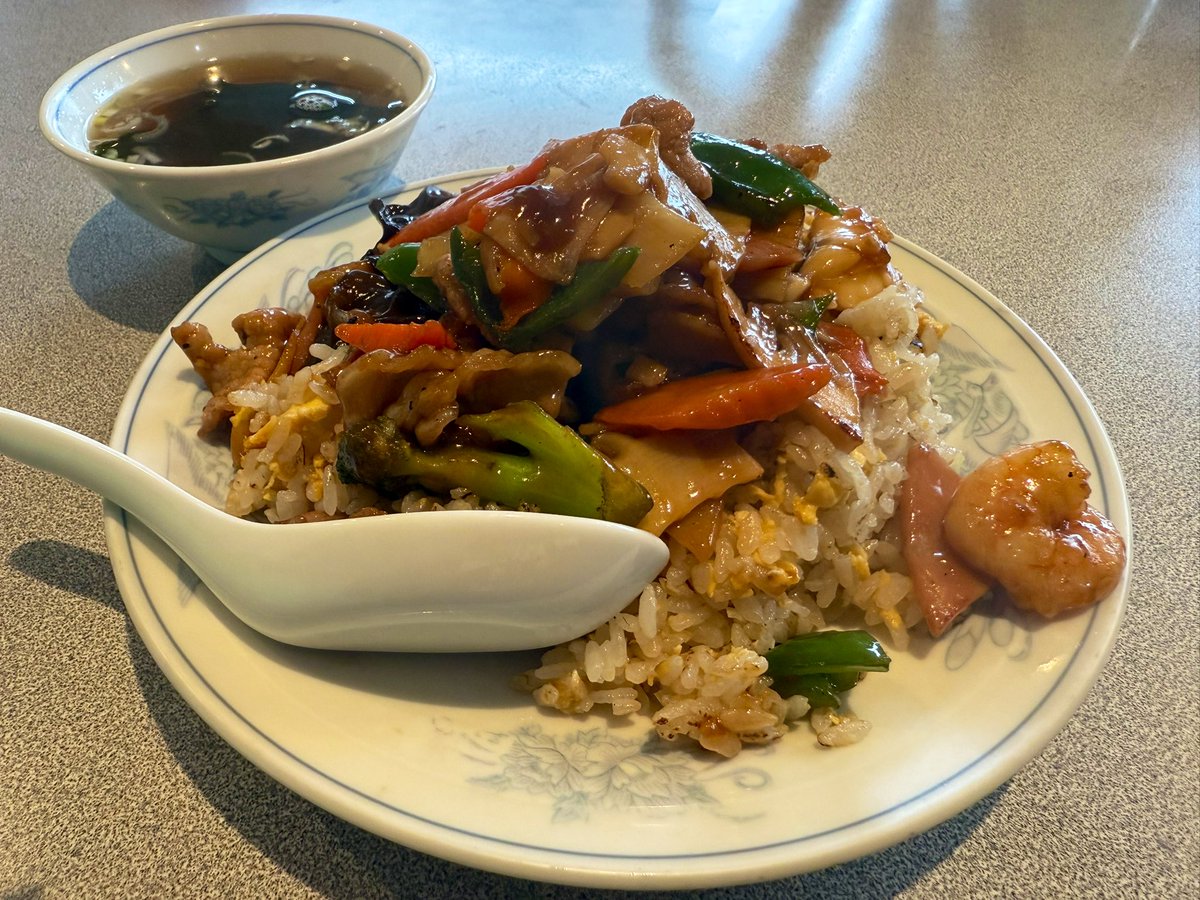上海料理 金龍飯店さん

五目炒飯

無性に炒飯が食べたい衝動にかられて以前から気になっていた近くの町中華へ🏃‍♂️💨人気No. 1をオーダー☝️五目と言っても一緒に炒められてるわけでもなく七目の具材✨こりゃ美味い🍚ベースの炒飯もバッチリ美味しい👍今年は町中華にハマりそうな予感する🤔✨