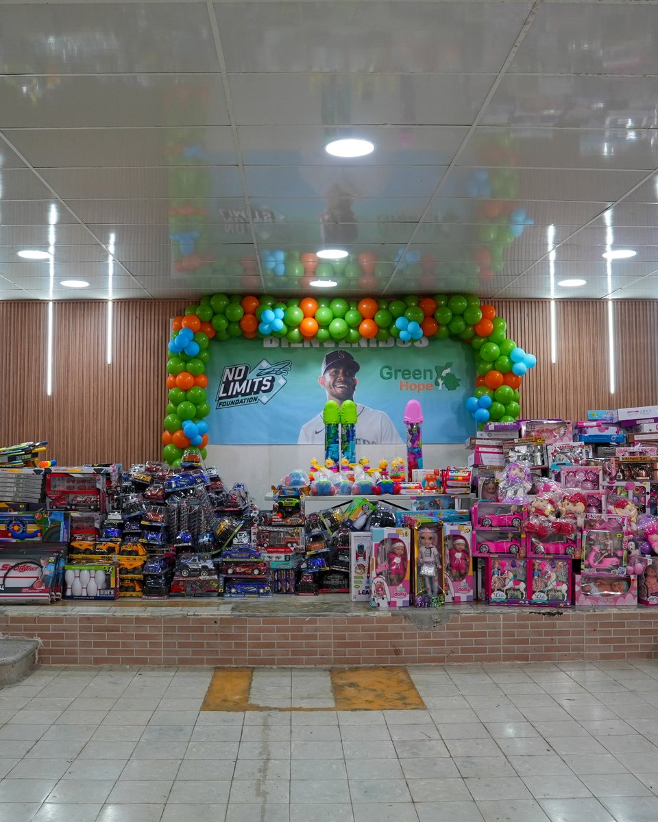 Making a huge impact 😁
To celebrate Three Kings Day, @jrodshow44 and No Limits Foundation gave out toys to the kids of Loma de Cabrera, plus @isaiahthomas and @victorliz0524 came through to hold a basketball clinic!