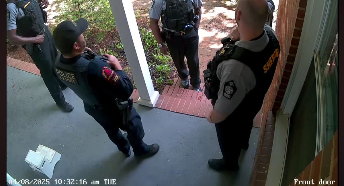 MarielHDZE's tweet image. All these cops dispatched to an empty house for a moron who doesn't now how to do his job