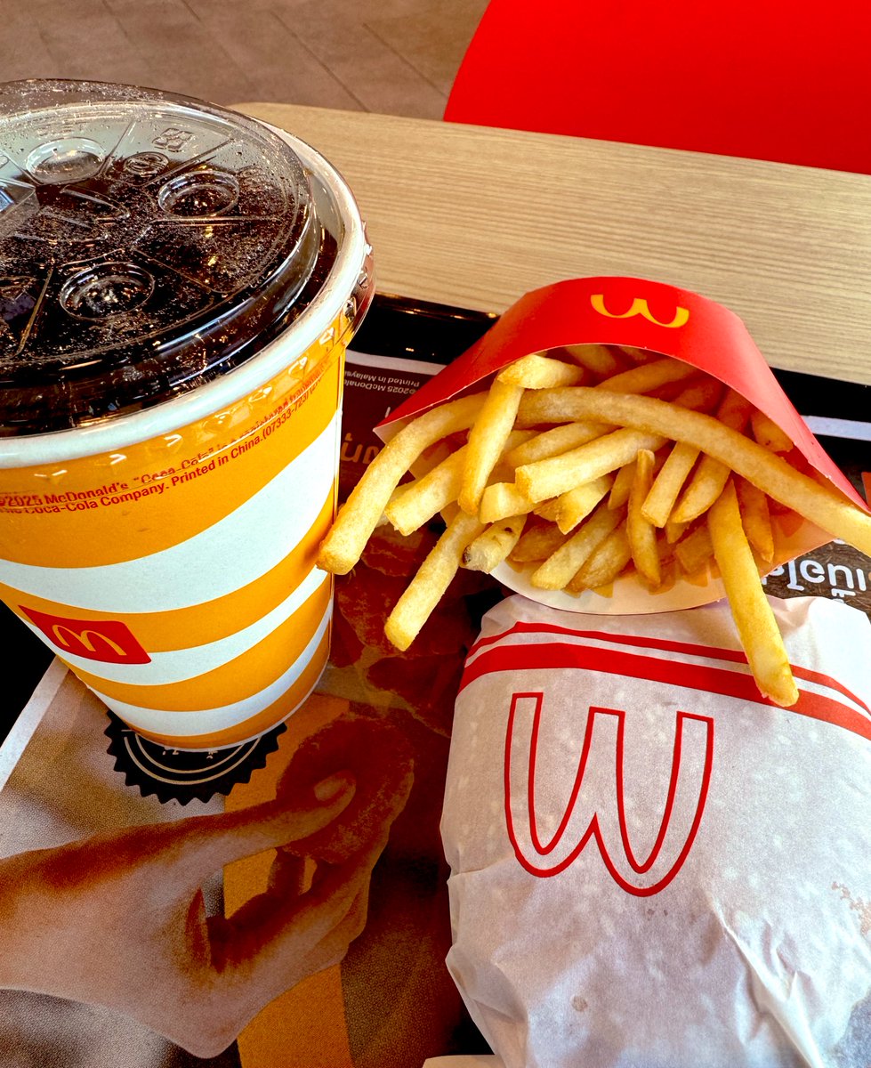 กินแต่เช้า… ระหว่างทาง เดี๋ยววันนี้นั่งประชุมยาว ๆ เกียมท้องไว้ก่อน เป็นสาขาเปิดใหม่ ถนน พระราม 3 เปิดแบบ 24 ชม. 🍟🍔 สาขานี้บริการดี๊ดี #McDonalds