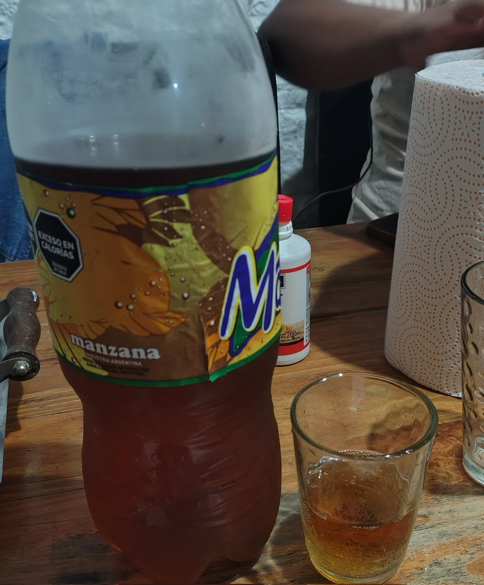 eddielesbian's tweet image. le pedi a mi papa que me traiga ginger ale del supermercado y me trajo una manaos de manzana perdón shane te falle