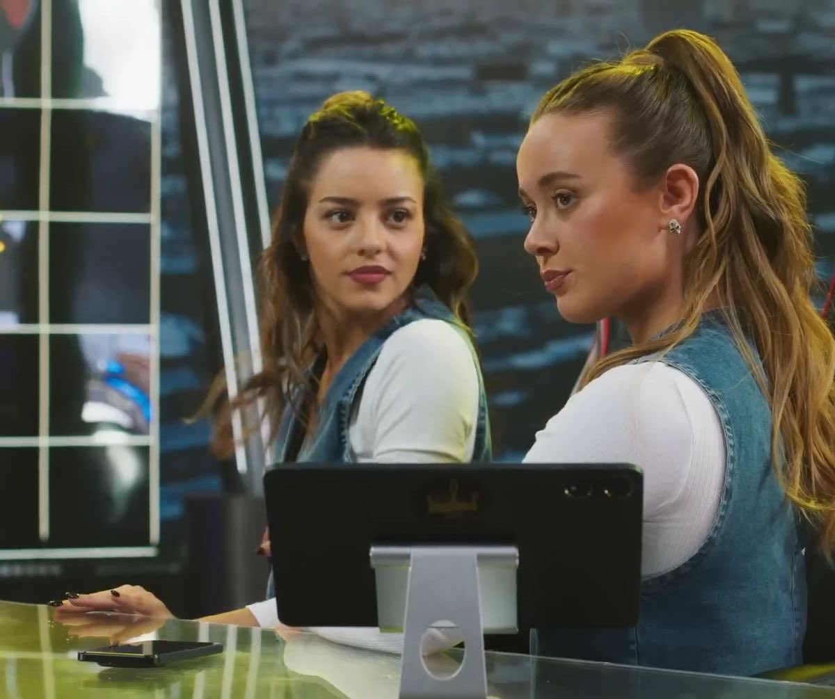 princesspodesta's tweet image. AU UNILASKA

¿Cómo me ves?

Fama, culpa y secretos.
Un regreso que conviene.
Un ascenso que agota.
Un proyecto llamado Reina.
Un amor que no estaba en el plan.

Ambientado luego del final de la primera temporada de Margarita