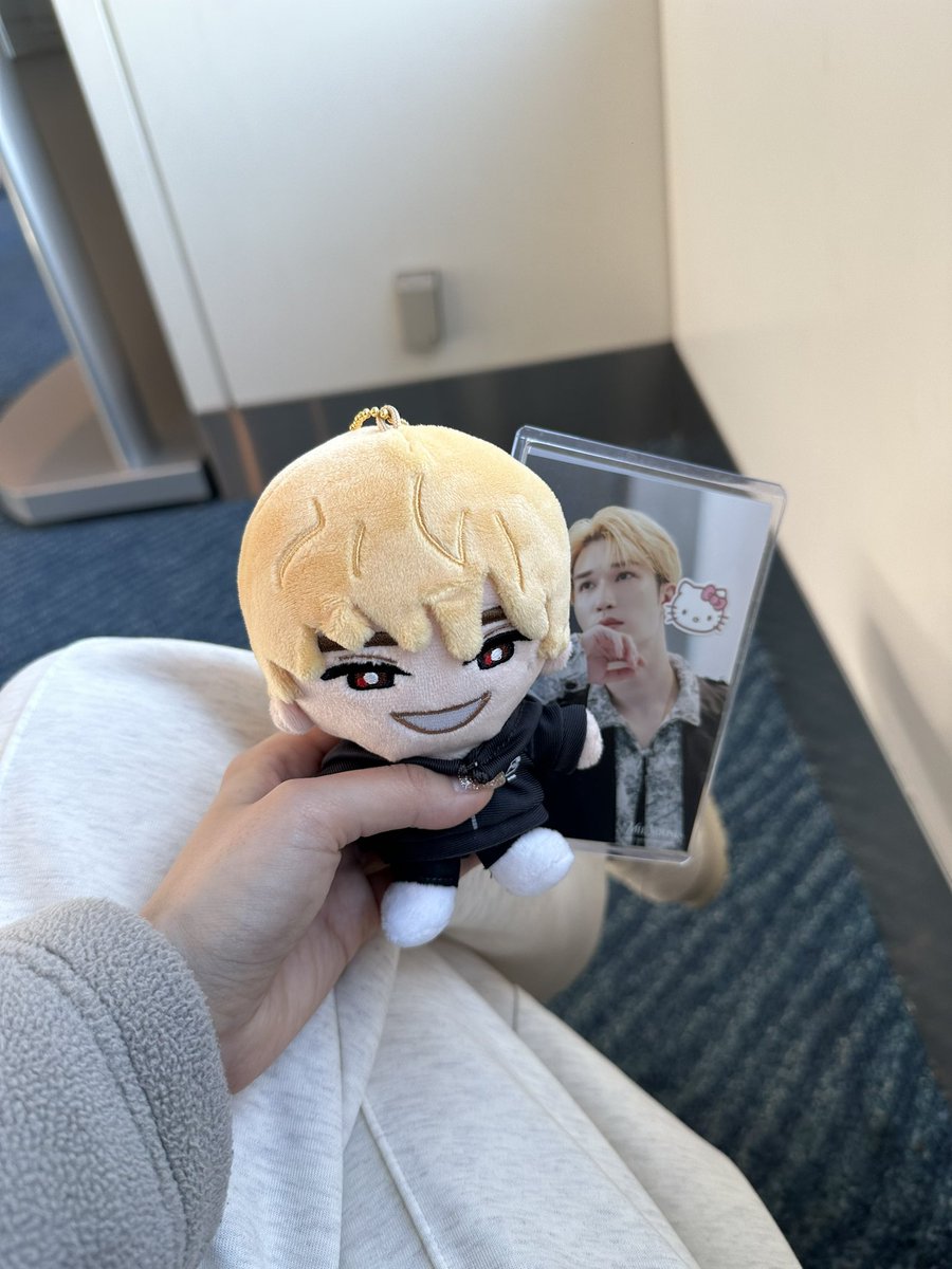 offf10n's tweet photo. 年末年始バタバタしすぎて、かわいいフレームをご用意してあげられず。お気持ち程度にキティさんのシール挟んできたｮ🪽 https://t.co/k1t1Coa54e
