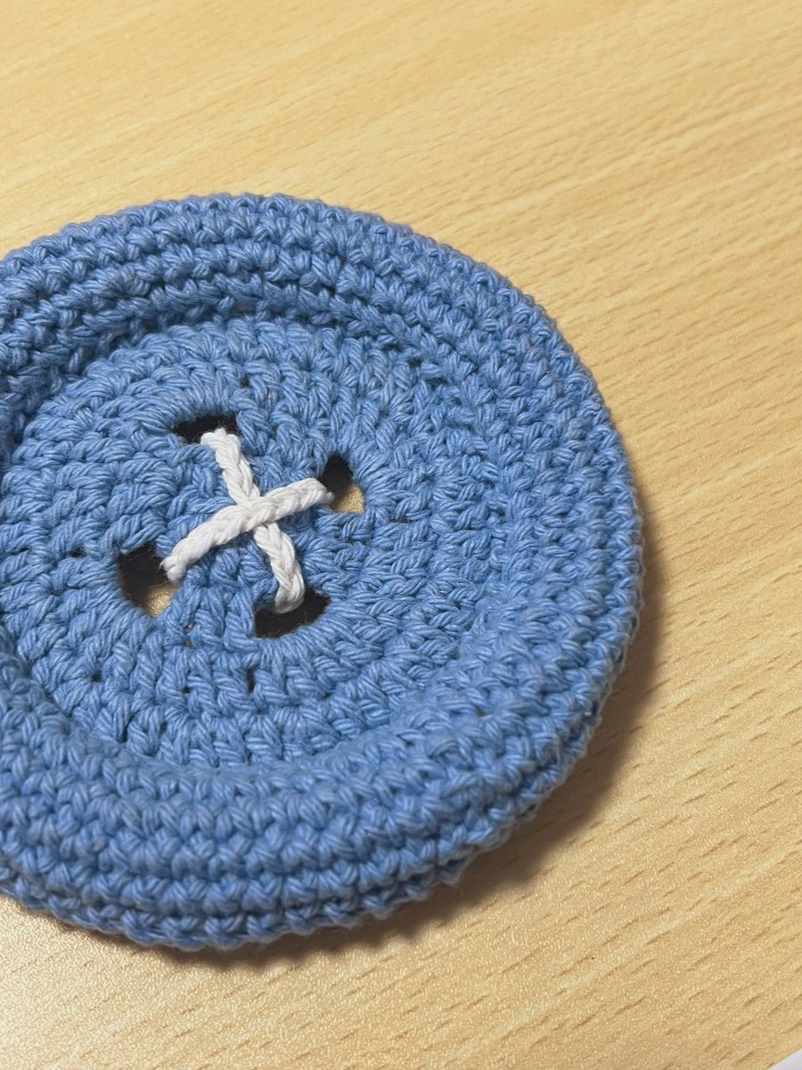 마무리 바느질 하기 넘 귀찮아서 미뤘던 단추 티코스터 완성!!
도안에서는 끝에 솜 넣으라고 했는데 없어서 걍 실 넣음 ㅋㅋㅋ