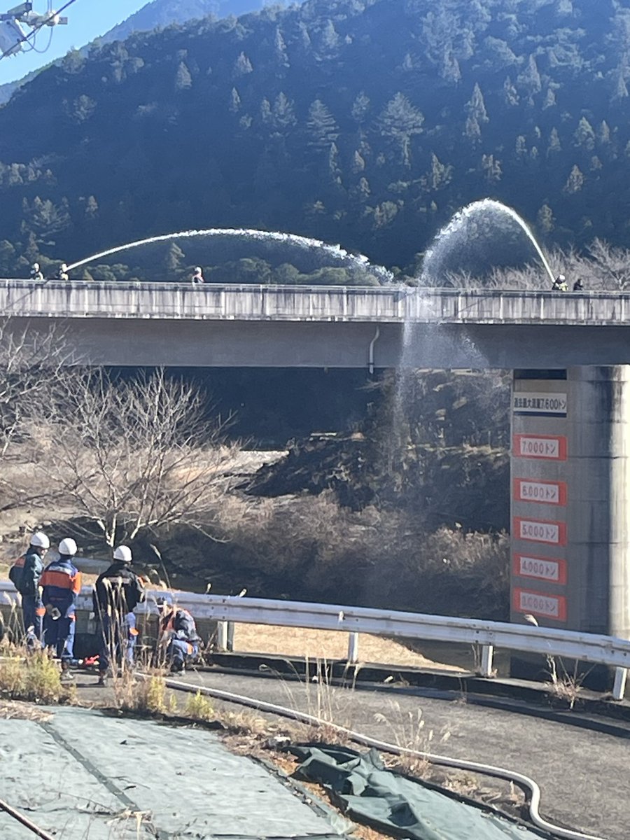 1月4日(日)、太地町・北山村にて消防出初式が行われました。功労者表彰や放水訓練などが行われました。
日頃から防火・防災に取り組んでおられる団員の方々に大変感謝しております。ありがとうございます！