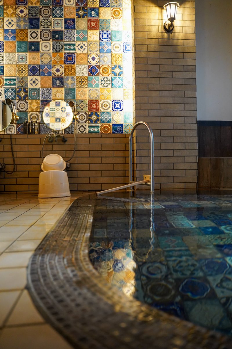 ＼🎊太宰治コンセプトルーム誕生‼／

大鰐温泉の中で現存する旅館の中で最古の宿 #ヤマニ仙遊館 に、青森県五所川原市（旧金木町）出身の文豪 #太宰治 を連想させる客室を造成しました😌📚🖊

客室は、太宰が学生時代に母たねと実際に泊まった可能性が高いとされる「藤の間」です。

▼続きます。