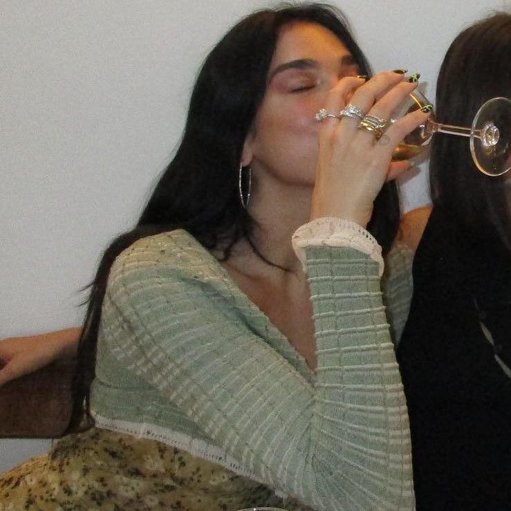 loveduaagain's tweet image. amo o fato de a dua estar sempre em estúdio, mas ao mesmo tempo ela vive como se não existisse o amanhã