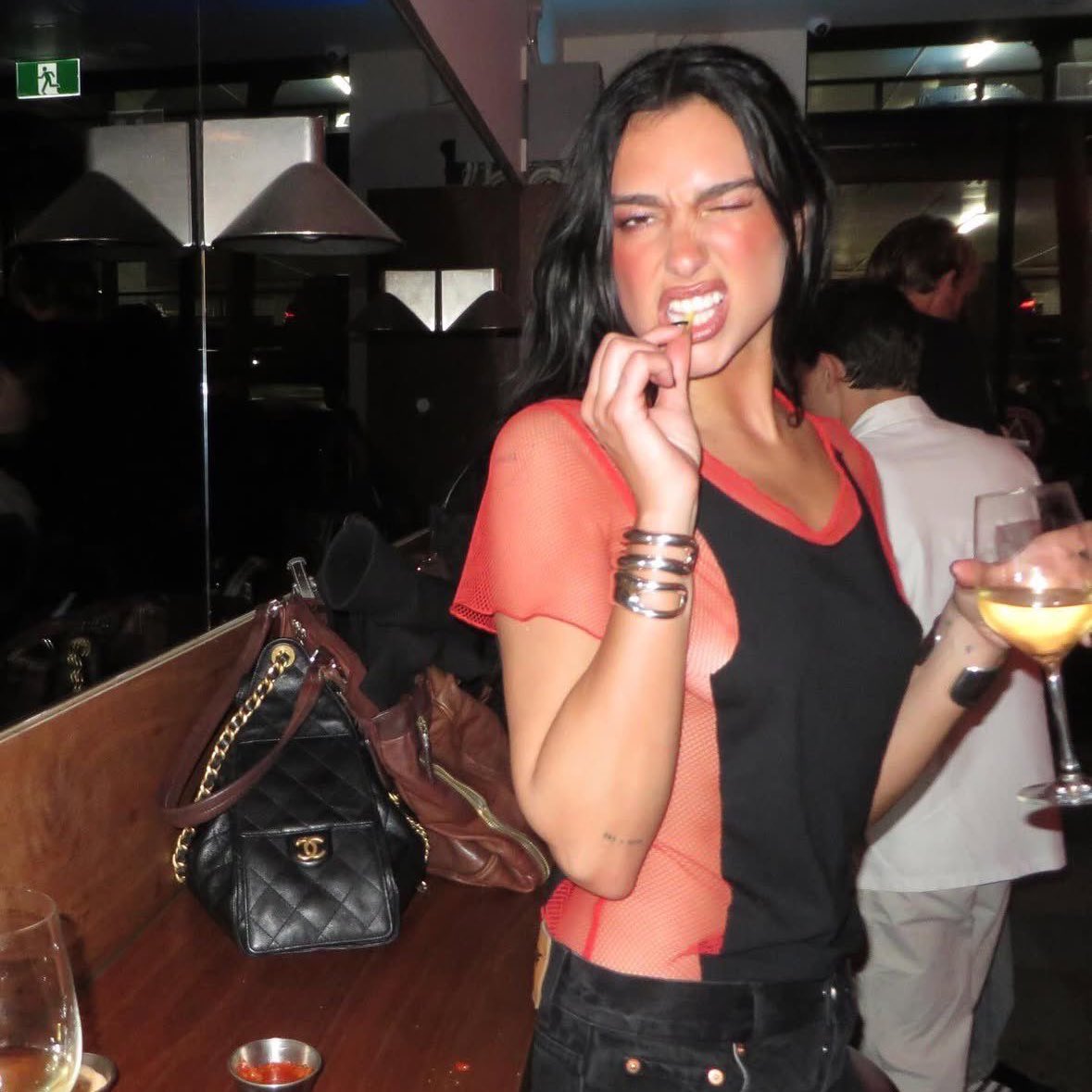 loveduaagain's tweet image. amo o fato de a dua estar sempre em estúdio, mas ao mesmo tempo ela vive como se não existisse o amanhã