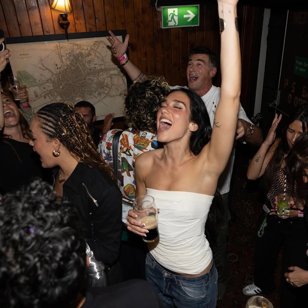 loveduaagain's tweet image. amo o fato de a dua estar sempre em estúdio, mas ao mesmo tempo ela vive como se não existisse o amanhã