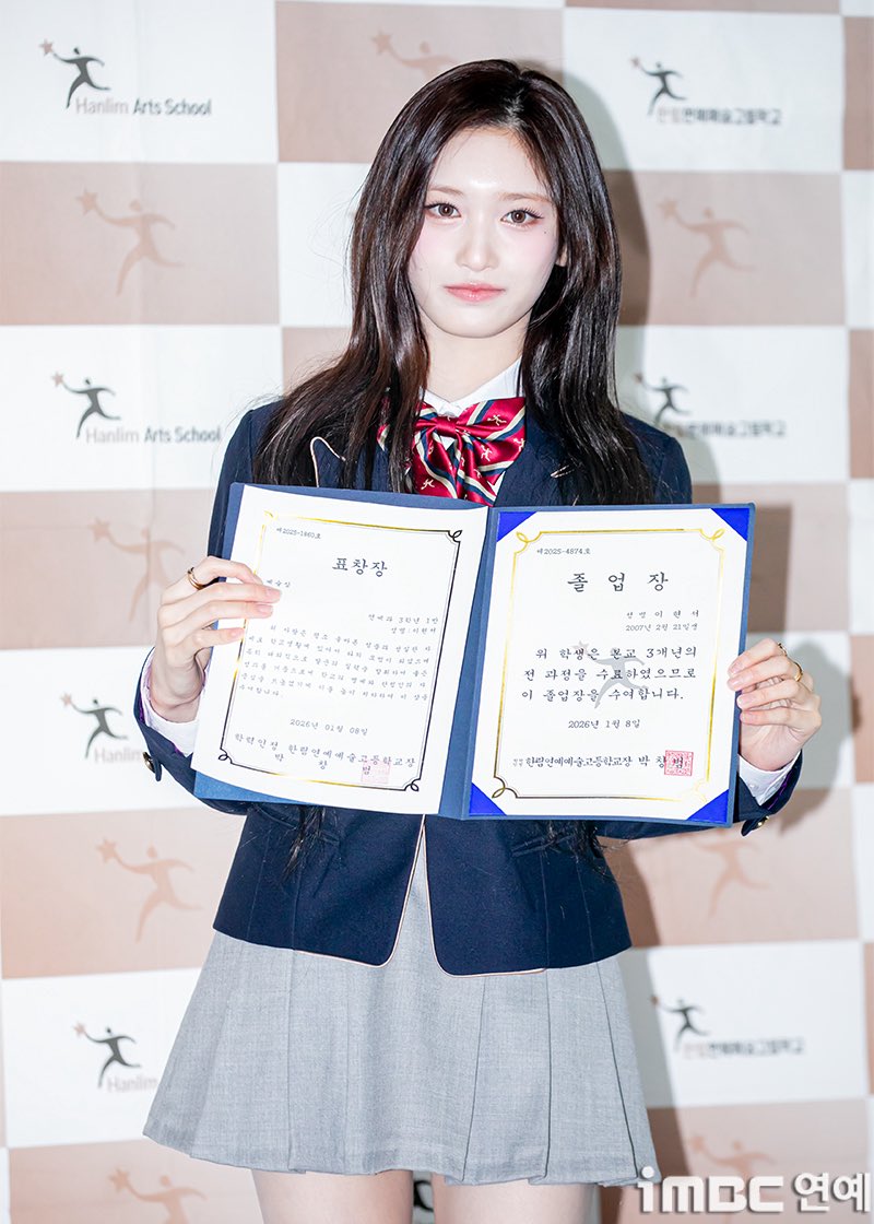 leeseo_model's tweet image. Han Yujin and Leeseo aren't just twinning. They're literally the same person in different fonts. 07 liners, MC partners, 11 liner siblings, Hanlim graduates… and now, even making the exact same mistake of missing Hanlim's photo wall center line. 

CONGRATULATIONS HANYUSEO 🍀✨