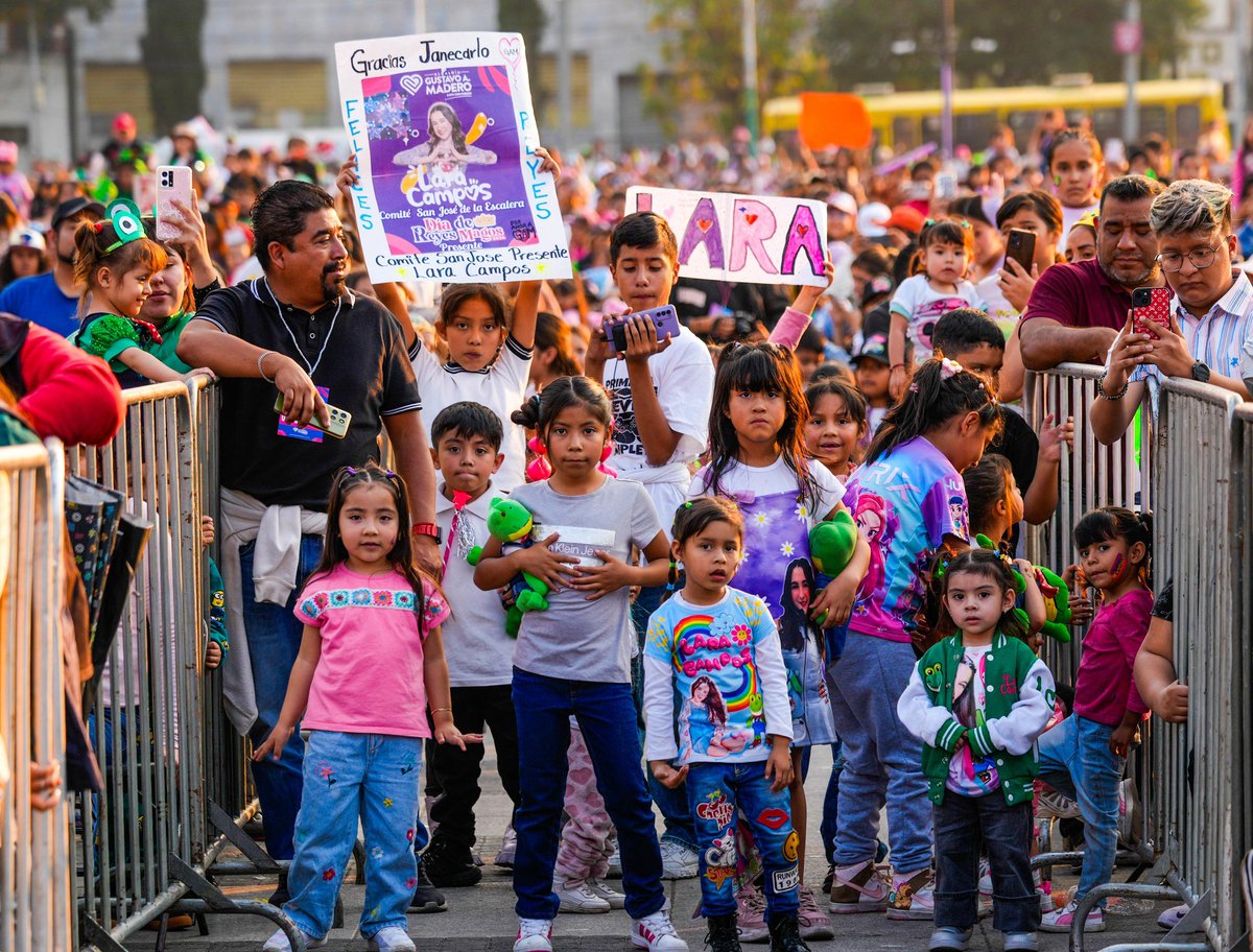 TuAlcaldiaGAM's tweet image. 🎉👑 La GAM se llenó de sonrisas y alegría en la celebración del Día de Reyes.
Con Los Payacocos y Lara Campos, miles de niñas y niños vivieron momentos llenos de música, ilusión y diversión. 💙✨
#DíaDeReyesGAM #InfanciasFelices 🎁