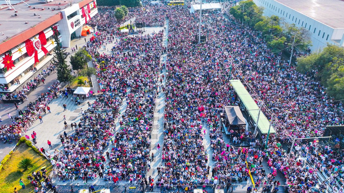 TuAlcaldiaGAM's tweet image. 🎉👑 La GAM se llenó de sonrisas y alegría en la celebración del Día de Reyes.
Con Los Payacocos y Lara Campos, miles de niñas y niños vivieron momentos llenos de música, ilusión y diversión. 💙✨
#DíaDeReyesGAM #InfanciasFelices 🎁