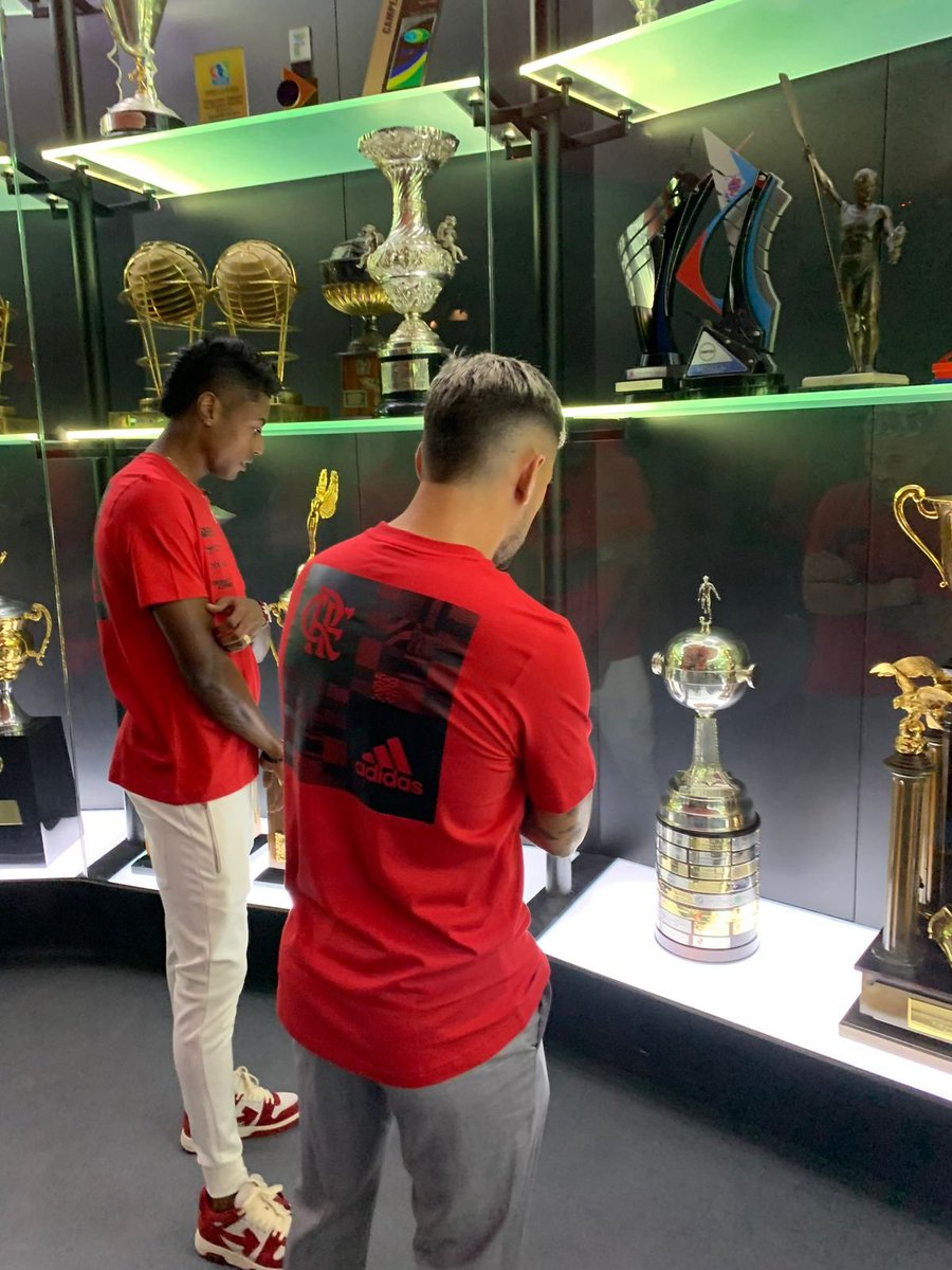 Eles... Ela... Sempre.