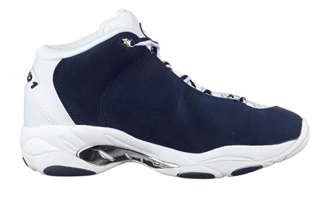 SoleRetriever's tweet image. CURRY WATCH: Steph Curry pulled up in the AND1 Tai Chi, famously worn by his friend Vince Carter ☯️ @StephenCurry30 @mrvincecarter15 

📹 @warriors