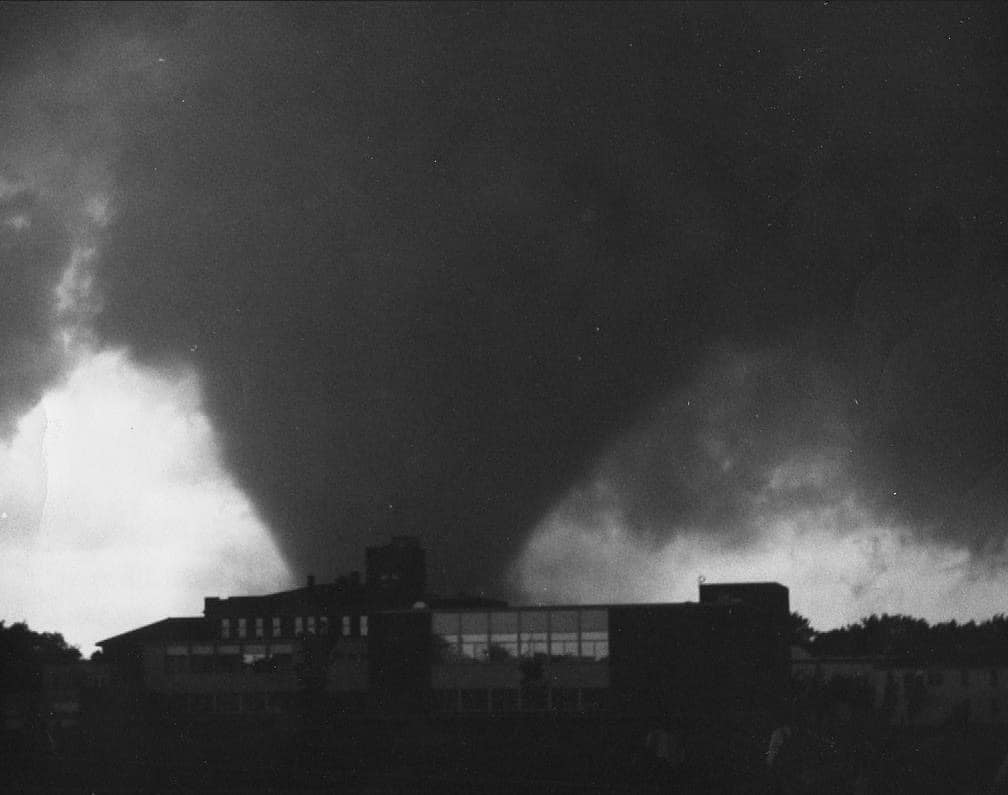 chase_archive's tweet photo. The Fargo, ND, F5 tornado, 6/20/1957.

Courtesy NDSU University Archives https://t.co/zUOzLyOfiB
