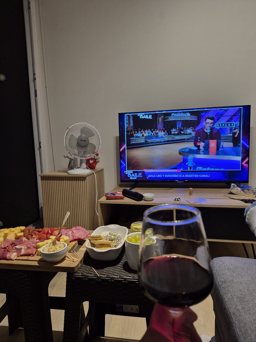 os_ignacio's tweet photo. Esperando #FiebreDeBaileCHV con buena compañía tío @ClaudioMichaux https://t.co/lwfgBDdZfl