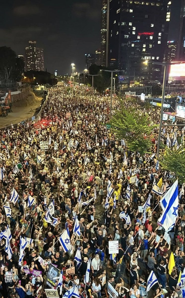 #عاجل 
شوراع تل ابيـ.ـــــب الآن المظاهرات تمتد من شارع ديزنغوف  إلى شارع روتشيلد
الوضع يخرج عن السيطرة