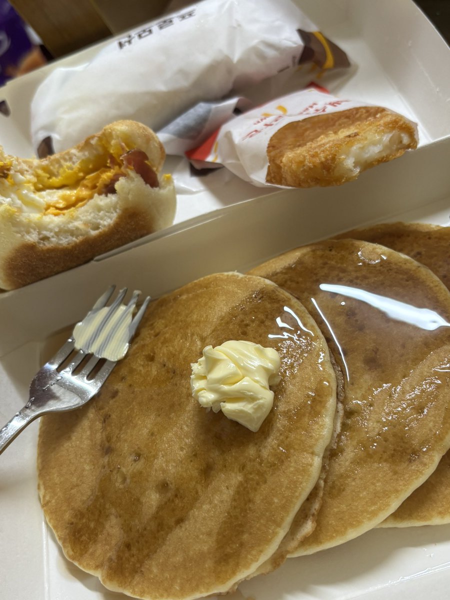 드디어 맥모닝(한입씩 먹은)