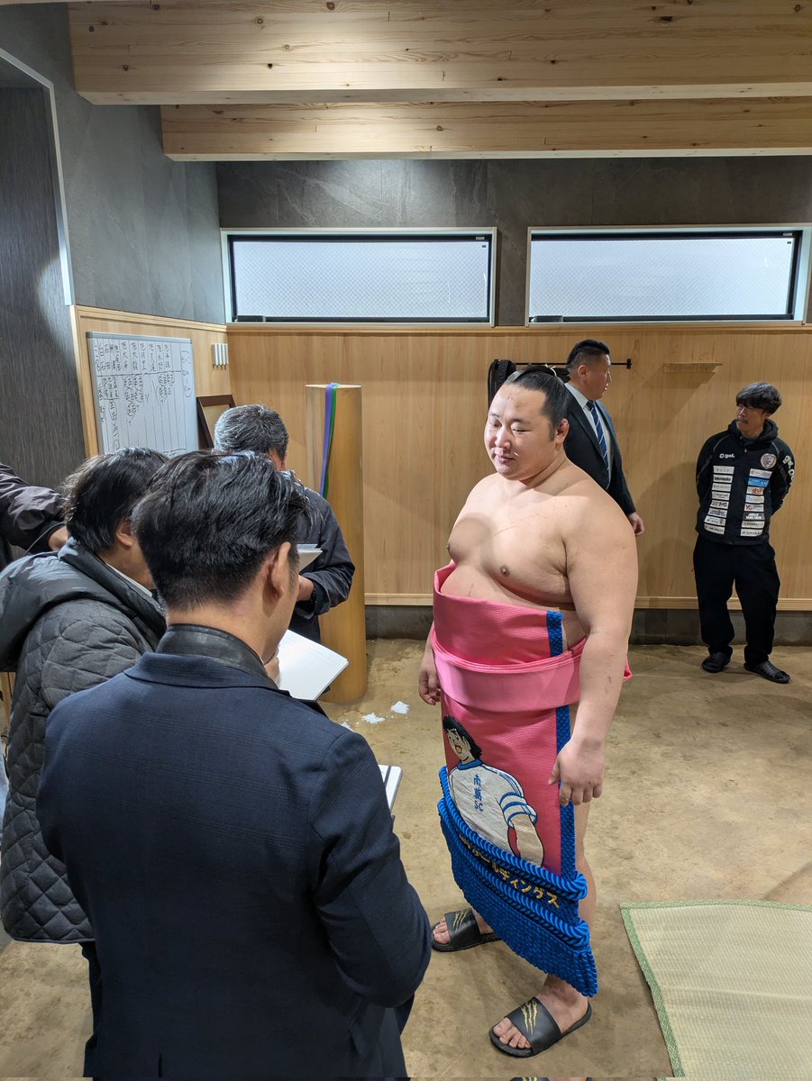 【メディア掲載情報】
本日（1/8）付の読売新聞（都内版）に、高橋陽一「南葛SC地域プロジェクト」大島部屋・旭海雄 十両昇進記念『大空翼デザイン化粧まわし』発表記者会見が掲載されました！
ぜひ、みなさん読んでみてください！

この模様は今後、南葛SC YouTubeドキュメントでも配信予定です。