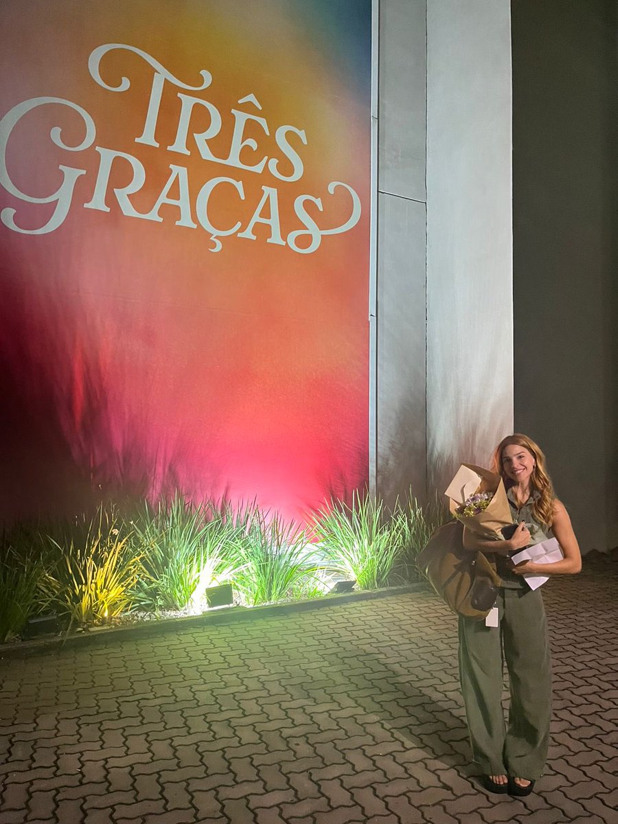 Não tenho palavras pra agradecer tanto carinho que recebi hoje!! Meu primeiro dia de trabalho do ano foi muito especial, ainda mais lindo porque recebi todo esse amor de vocês!!! 

obrigada, obrigada, obrigada!!! 

Prometo entregar tudo pr Alanis assim que encontrar com ela!!!