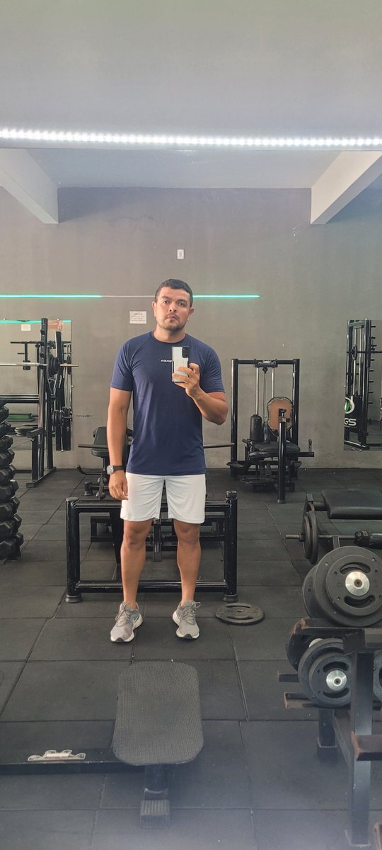 De 2026... continuo com:
1.83m
95kg.

Querendo ficar rico!