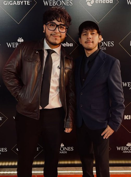 130_mako's tweet photo. Es como si ellos dos hubieran dado a luz a 15 personitas y que entre sus hijos hayan gays, emos, ladrones, chapulines, personas con problemas psicológicos y Hero el adoptado   🥺 https://t.co/LPQePHLO0x
