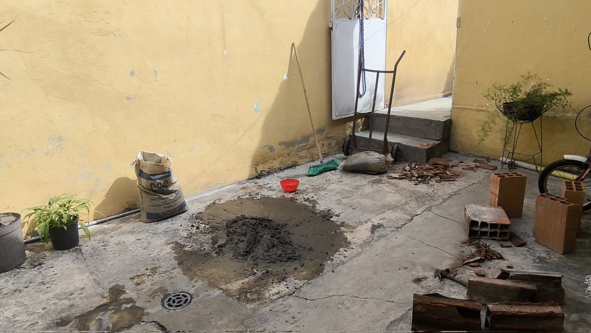 último día de obrero aquí en mi nueva casita, ya solo falta comprar pintura, montar la fibra, acomodar la maldita mesa de la pc, lo más esperado (por fin pegar posters que tienen años guardados) y tu...