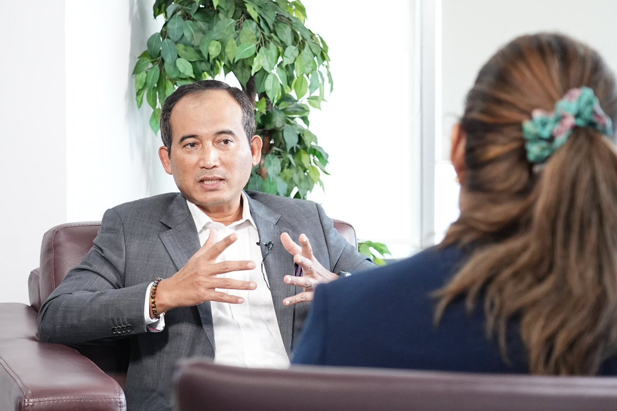 KUSKOPMalaysia's tweet image. Sekitar sesi wawancara bersama YBhg. Dato’ Sri Khairul Dzaimee bin Daud, Ketua Setiausaha Kementerian Pembangunan Usahawan dan Koperasi (KUSKOP) bersama pihak KLIA TV pada 7 Januari 2026 bertempat di Menara Kembar Bank Rakyat, Kuala Lumpur.

#KUSKOP #TaatSetia
#WeMakeItHappen