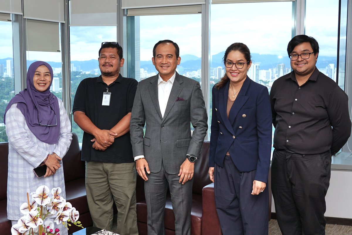 KUSKOPMalaysia's tweet image. Sekitar sesi wawancara bersama YBhg. Dato’ Sri Khairul Dzaimee bin Daud, Ketua Setiausaha Kementerian Pembangunan Usahawan dan Koperasi (KUSKOP) bersama pihak KLIA TV pada 7 Januari 2026 bertempat di Menara Kembar Bank Rakyat, Kuala Lumpur.

#KUSKOP #TaatSetia
#WeMakeItHappen