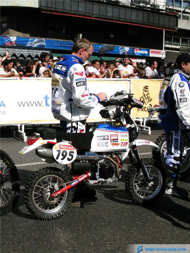 さてここでダカールラリー史上最小のマシンを紹介。
チェコのイヴォさんがモンキータイプのピットバイクで2009年参戦。
エンジンにはタケガワのパーツが多く使われてました。
マシン名は「ライエ・ホンダMk2」
かのガストン・ライエとホンダに敬意を表して命名。
#DakarRally