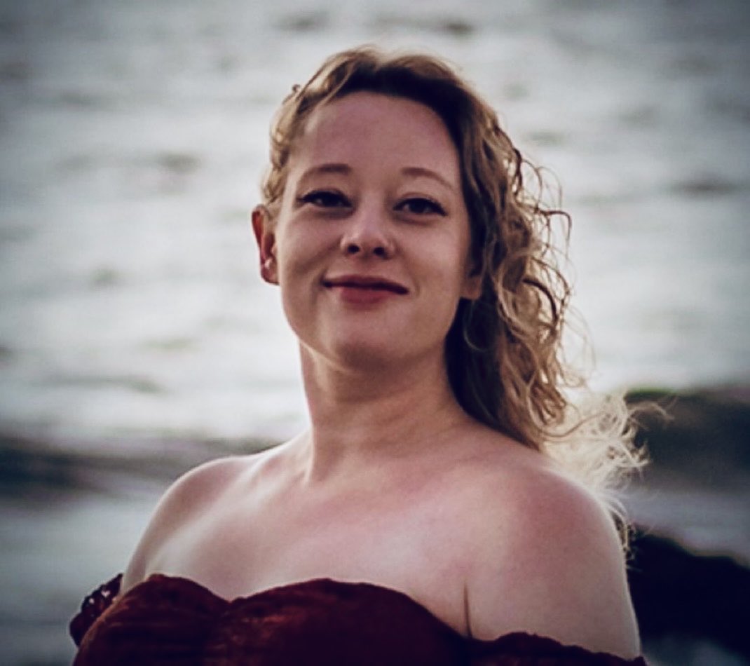 TheLaurenChen's tweet image. I just figured out why the Minnesota ICE death is bothering me so much.

This liberal woman was willing to take on federal agents, to disrupt ICE operations, in order to protect criminal Somalis.

Obviously, she probably didn't imagine she would be killed. But surely, she must…