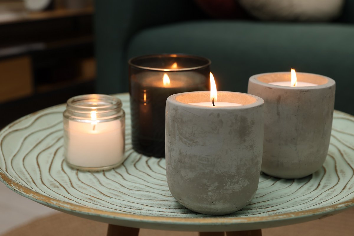 AboutKidsHealth's tweet image. Open flames (e.g., from #candles) can be as hot as 1400°C and cause major burns in seconds. Keep candles away from your child and any items that could catch fire, and be sure to keep candles in stable holders wide enough to catch wax: ow.ly/fIvz30rhCgD 
#Burns #BurnSafety