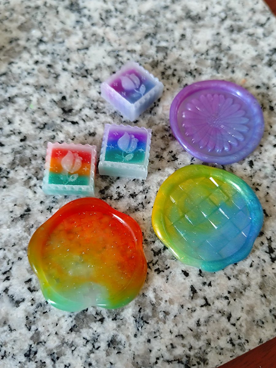 あと埋め込みワックスとアイスワックス！手作りアイス初めてかな？😆✨️上と下で色の組み合わせ変えられるから作るのも楽しそう✨️
あとチューリップワックスもなんだってこんなに綺麗に埋め込めるの！と感動しながら使いました✨️半透明少なめだから色が濃く出るのも好き🩷