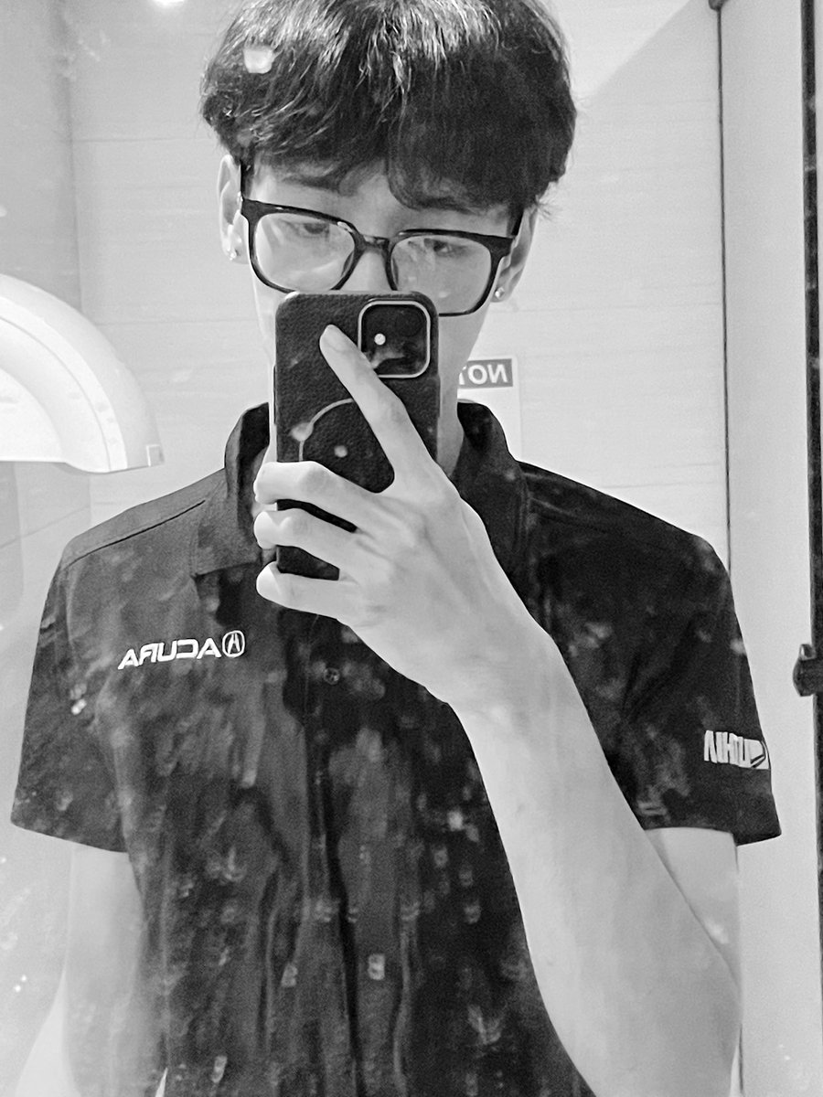 error_40408's tweet image. dirty ahh mirror