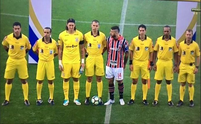 essediafoilouco's tweet photo. O futebol brasileiro dificilmente conseguirá produzir uma imagem melhor que essa. https://t.co/D8JTIwydgf
