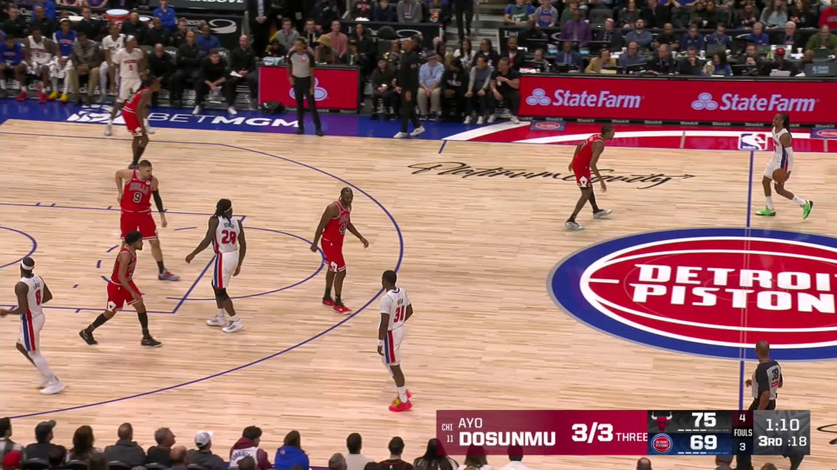 Ayo Dosunmu is 3-for-3 from deep tonight 🎯
@AyoDos_11 | @CHSN__