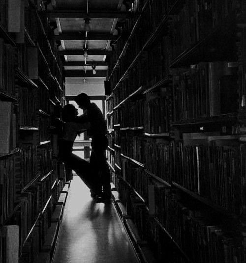 zue_Mkc's tweet image. 📌 | AU — #radioapple 
Dónde Lucifer se enamora del nuevo profesor de Historia del teatro Clásica y se propone a conquistarlo. 
O 
Donde Alastor no puede evitar mirar a cierto rubio que le hace querer romper las reglas.