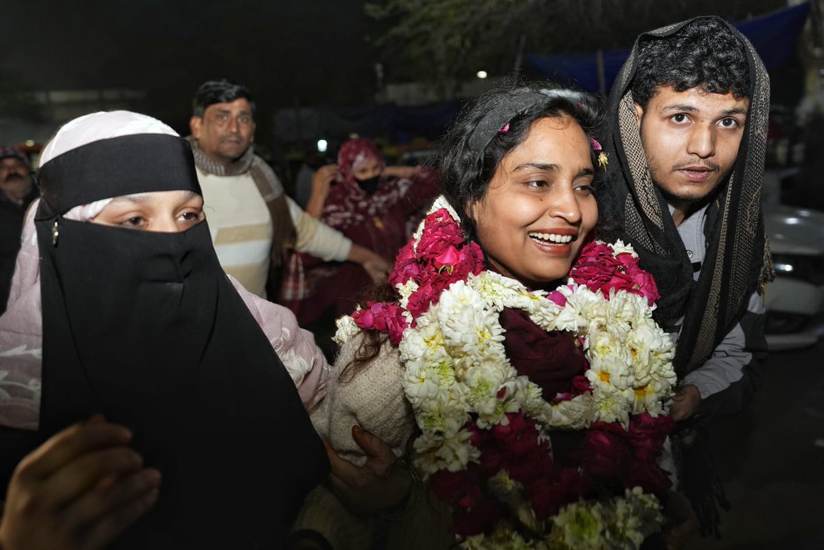kaushikrj6's tweet photo. Gulfisha Fatima, Shifaur Rehman, Meeran Haider, Saleem Khan have walked out of jail after 5 years without trial. 

Photos credit: @Outlookindia https://t.co/mUaySR7Rhu